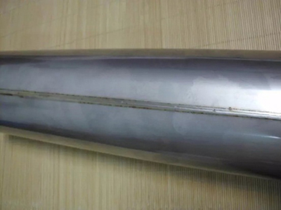 Продольный сварочный шов (Т=0.88мм, Д=500мм) методом TIC на материале из нержавеющей стали.